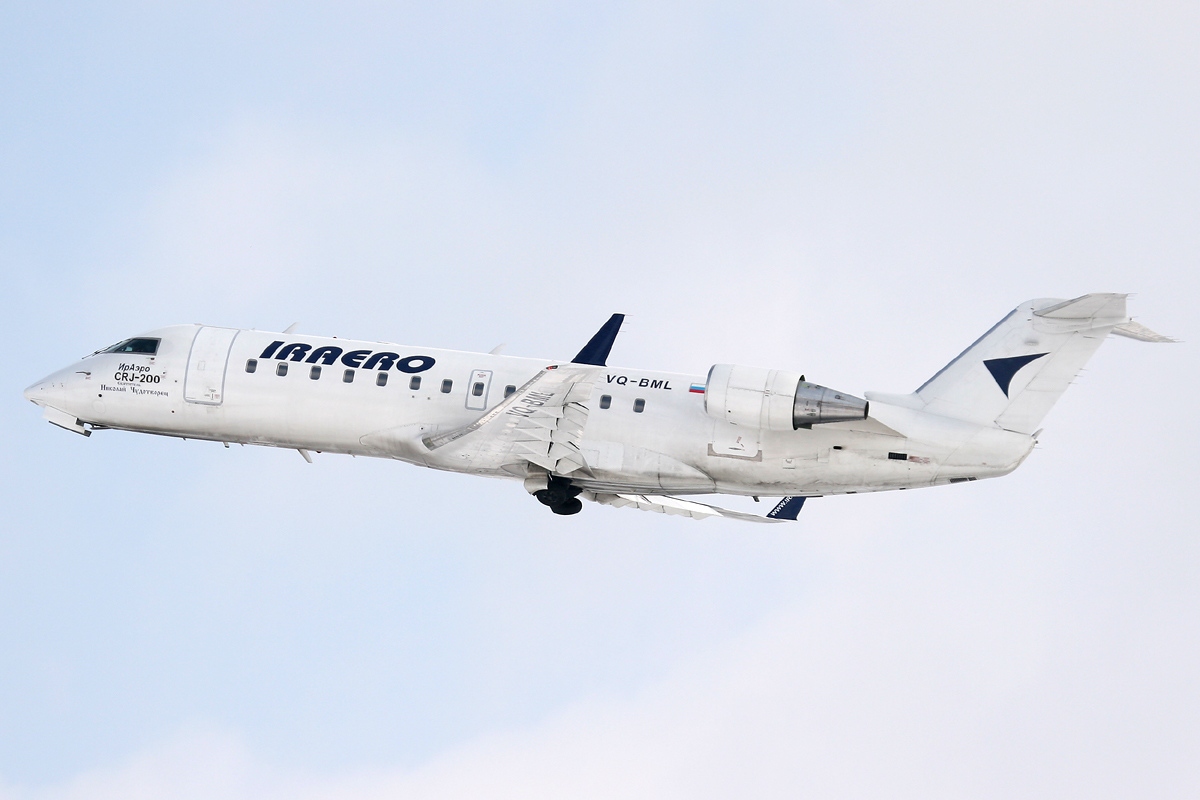 CRJ-200 авиакомпании «Ямал» на рулении в аэропорту Домодедово.