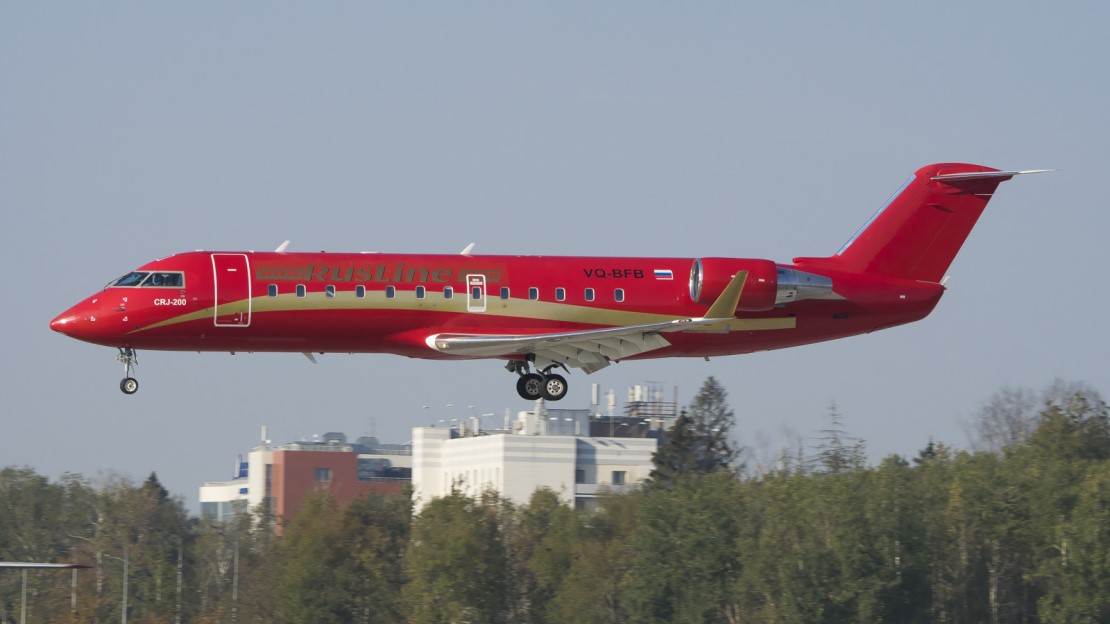 CRJ-200 авиакомпании «РусЛайн» VQ-BFB на рулении в аэропорту Домодедово.