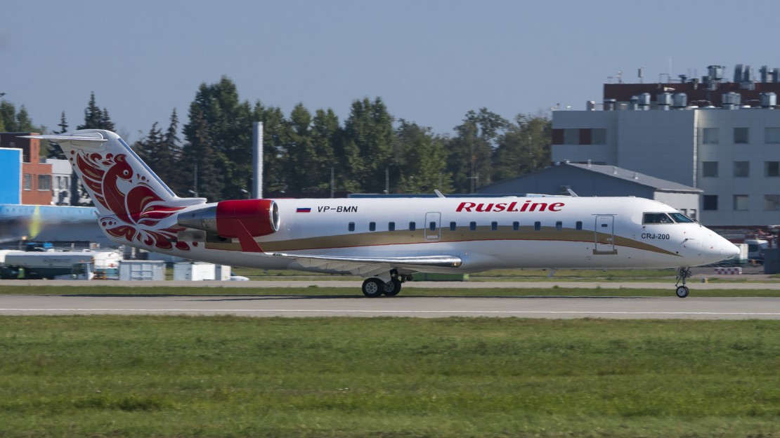 CRJ-200 авиакомпании «РусЛайн» VP-BMN на взлётной полосе аэропорта Домодедово.
