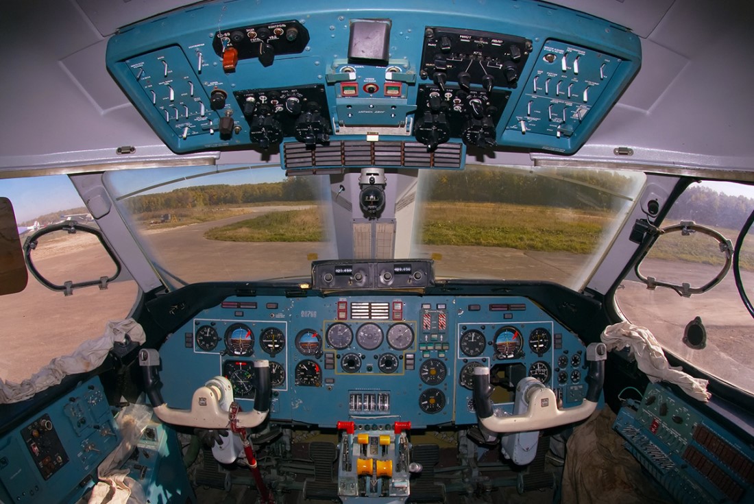 Кабина пилотов Ан-28, вид на приборную панель
