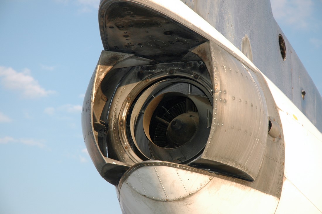 На фото ЯК-40