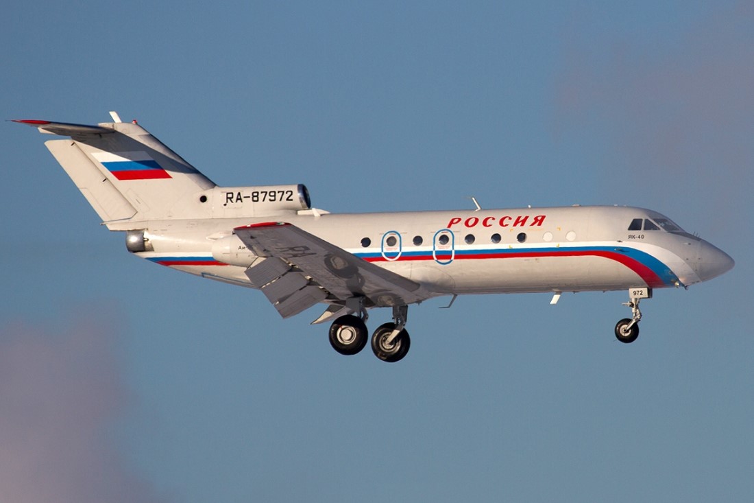 На фото ЯК-40