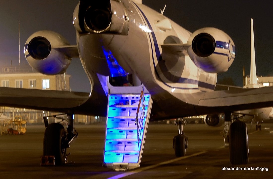 На фото ЯК-40