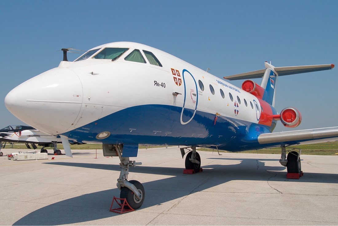 На фото ЯК-40