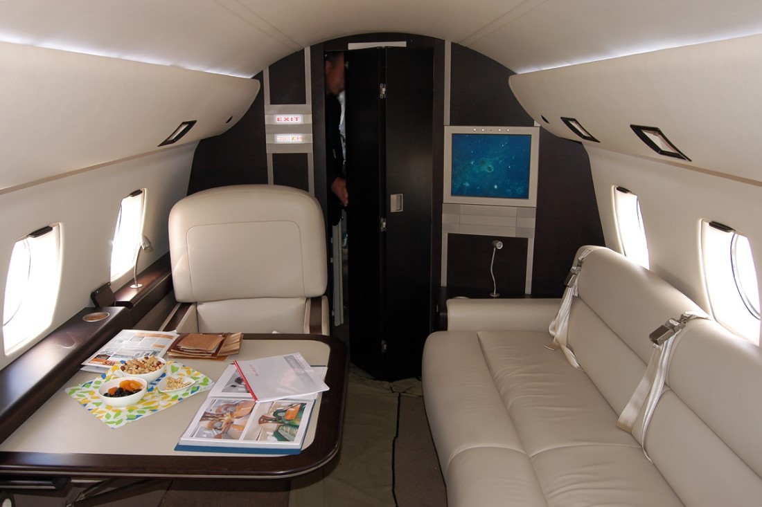 На фото ЯК-40