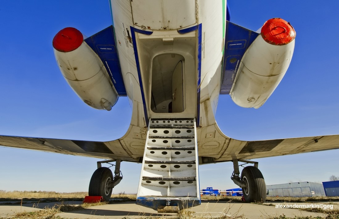 На фото ЯК-40