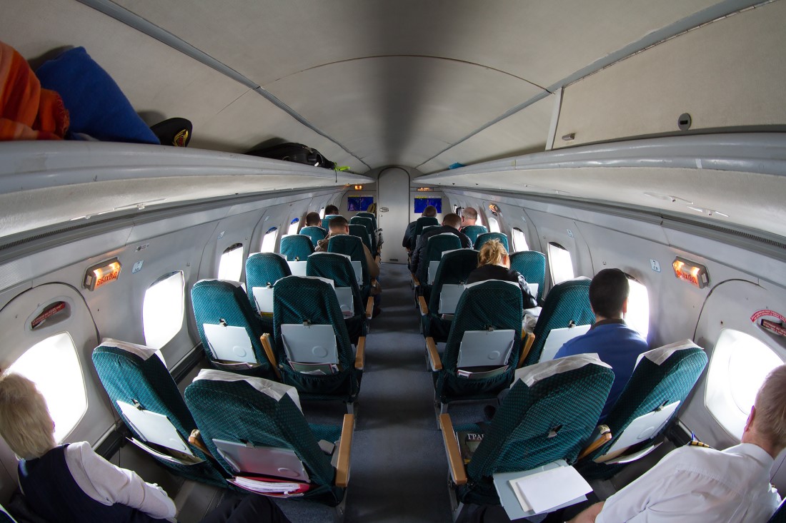 На фото ЯК-40