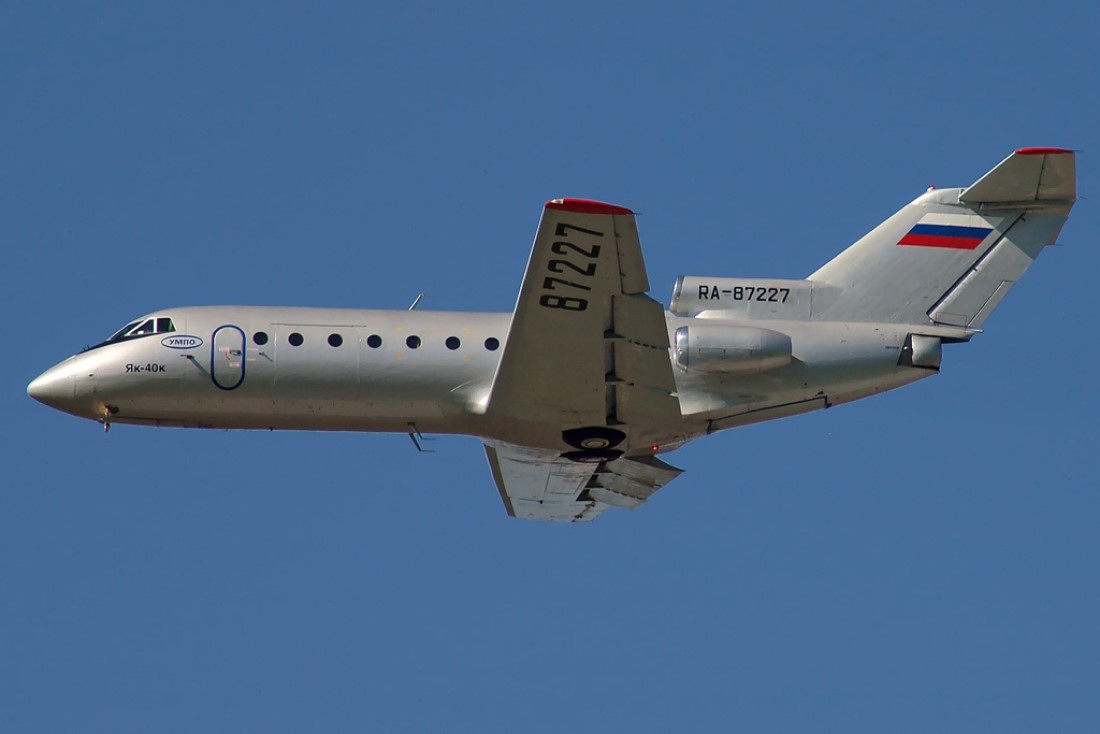 На фото ЯК-40