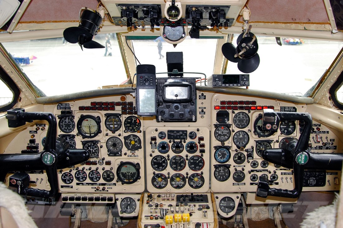 На фото ЯК-40