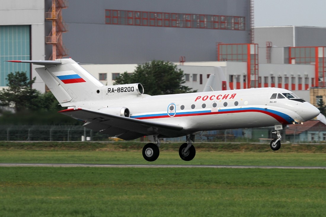 На фото ЯК-40