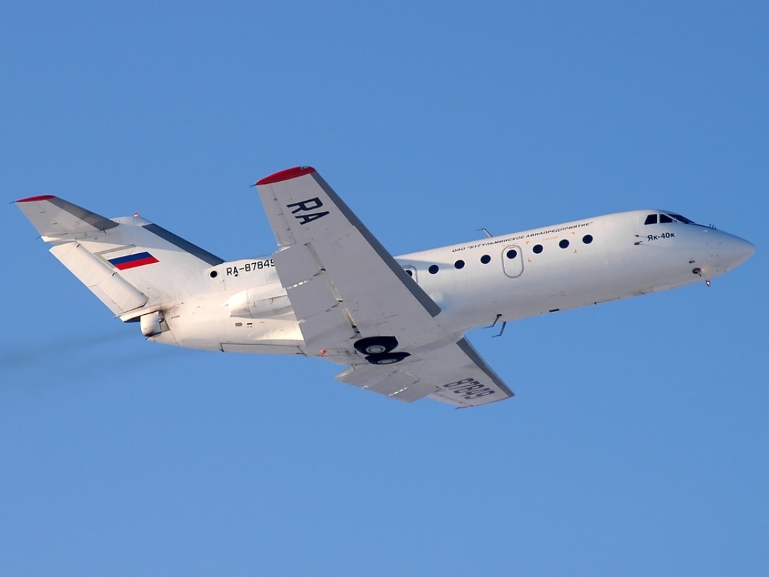 На фото ЯК-40