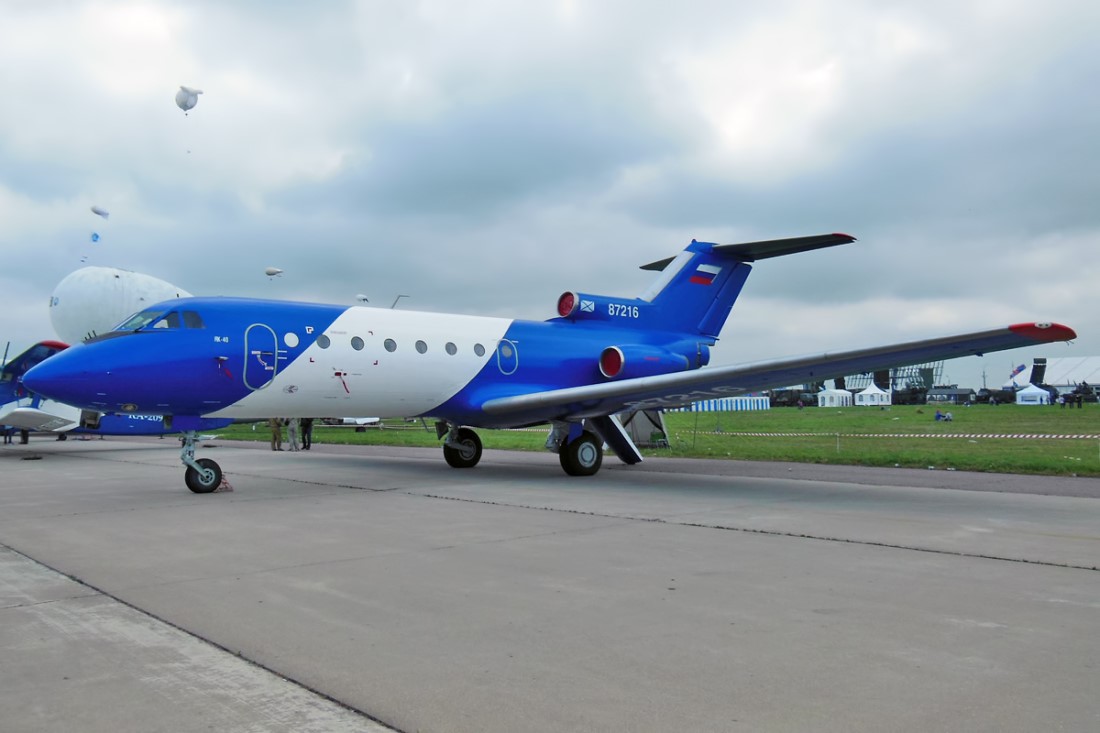 На фото ЯК-40